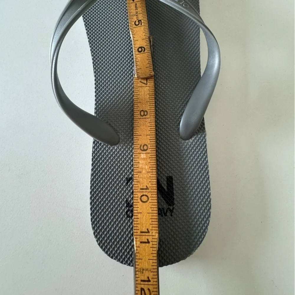 Old Navy Men’s Gray Rubber Texture Flip Flop Sandals Size 10/11